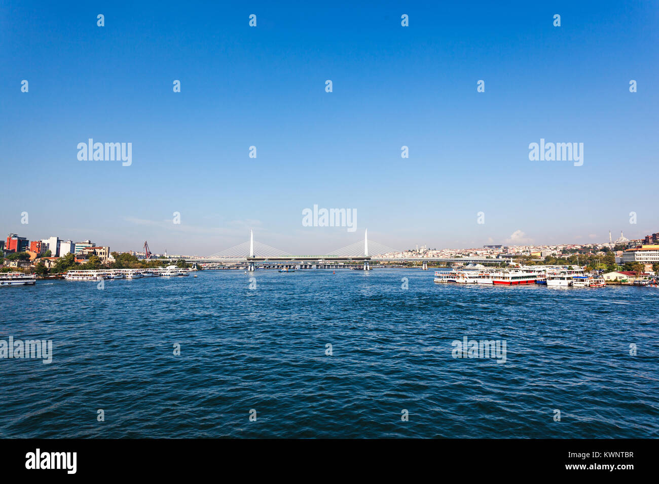 U-Bahn Brücke über das Goldene Horn in Istanbul, Türkei Stockfoto