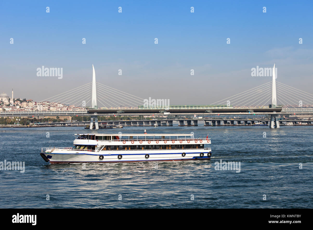 U-Bahn Brücke über das Goldene Horn in Istanbul, Türkei Stockfoto