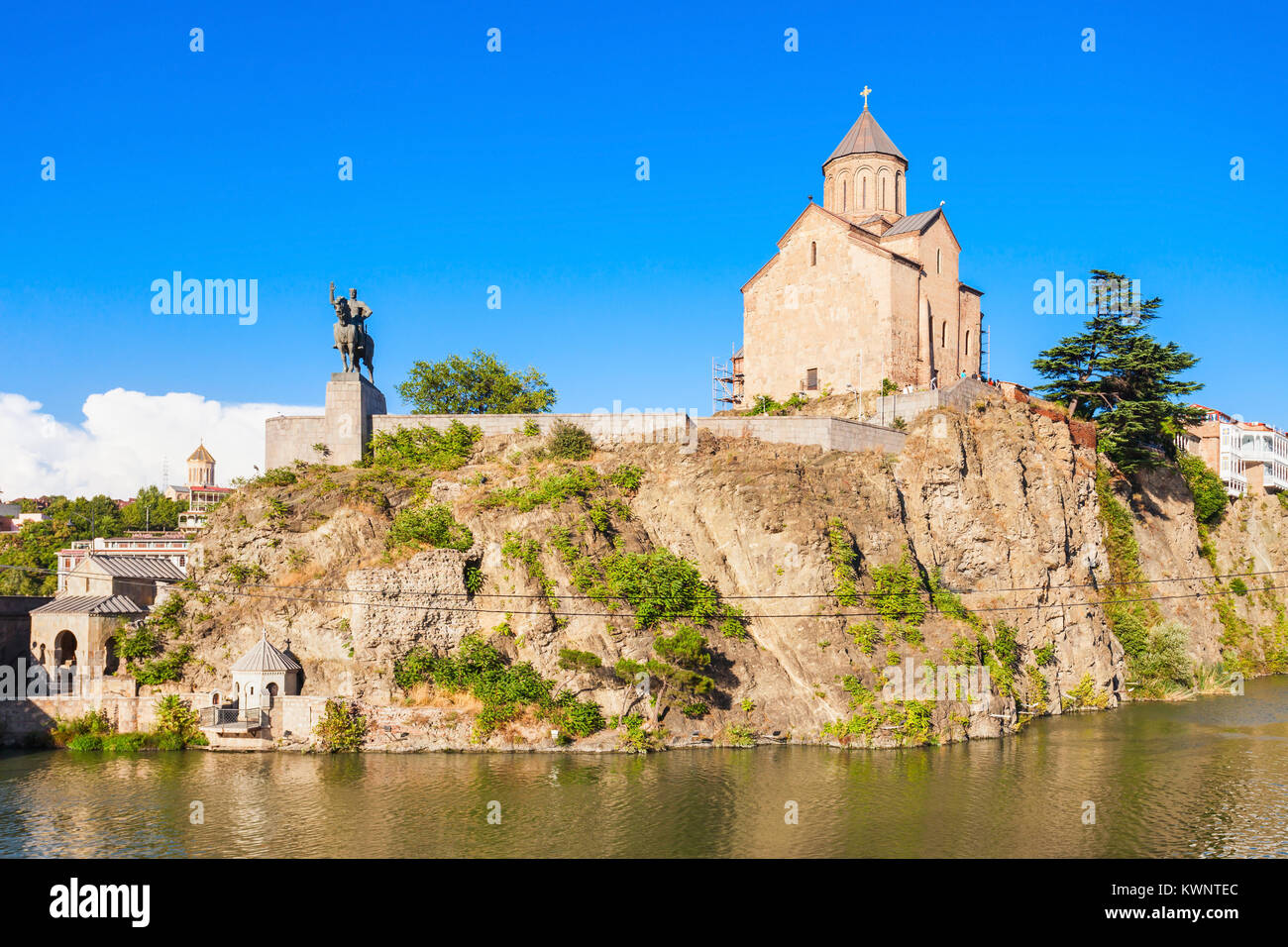 Die metekhi Kirche und das Reiterstandbild von König Wachtang Gorgasali sind auf der erhöhten Klippe mit Blick auf den Kura in Tiflis, Ge entfernt Stockfoto