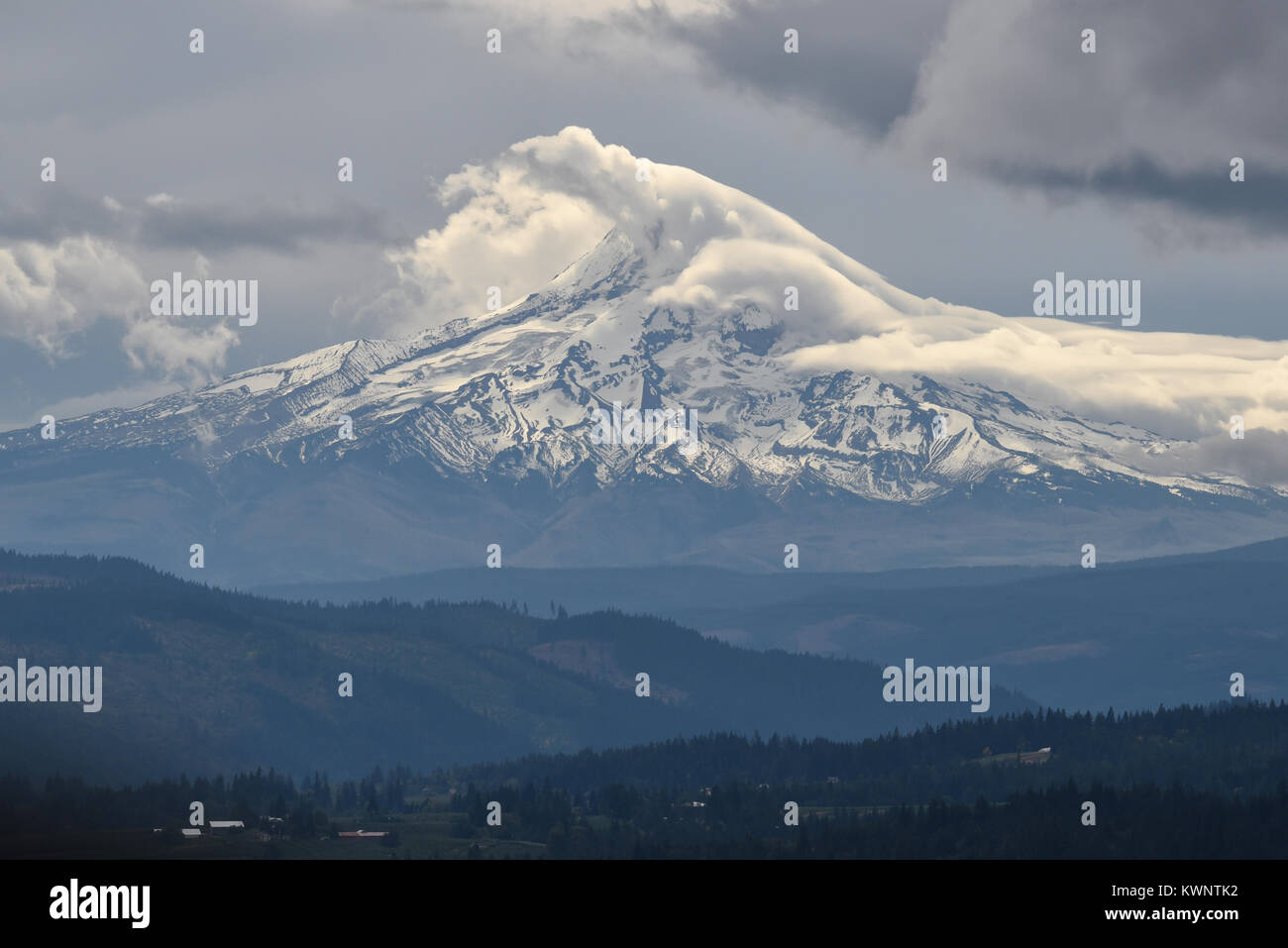 Blick auf den schneebedeckten Mount Hood unter interessante Wolken aus dem Staat Washington über den Columbia River in Oregon, USA Stockfoto