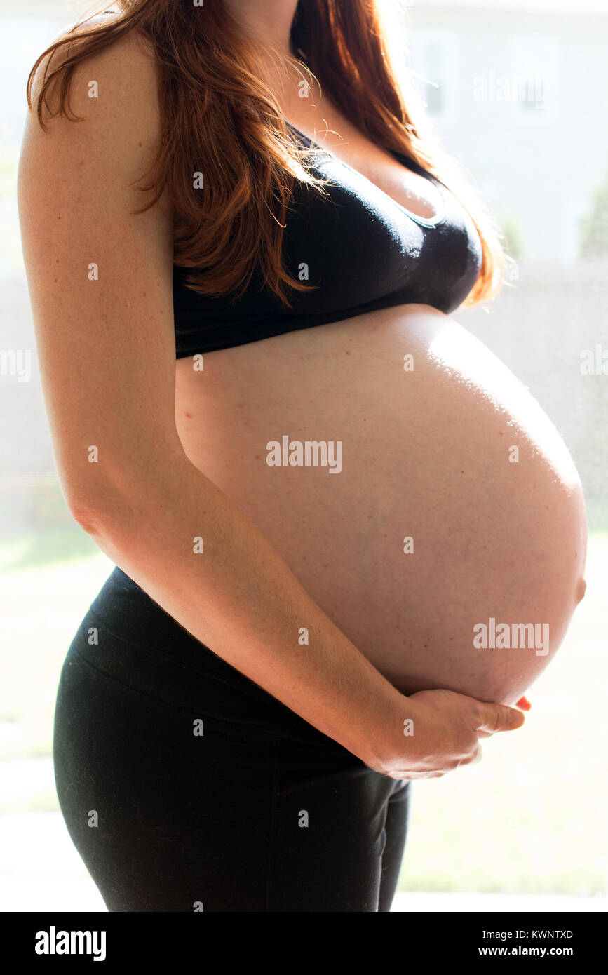 Eine amerikanische Mutter, die acht Monate schwanger. Stockfoto