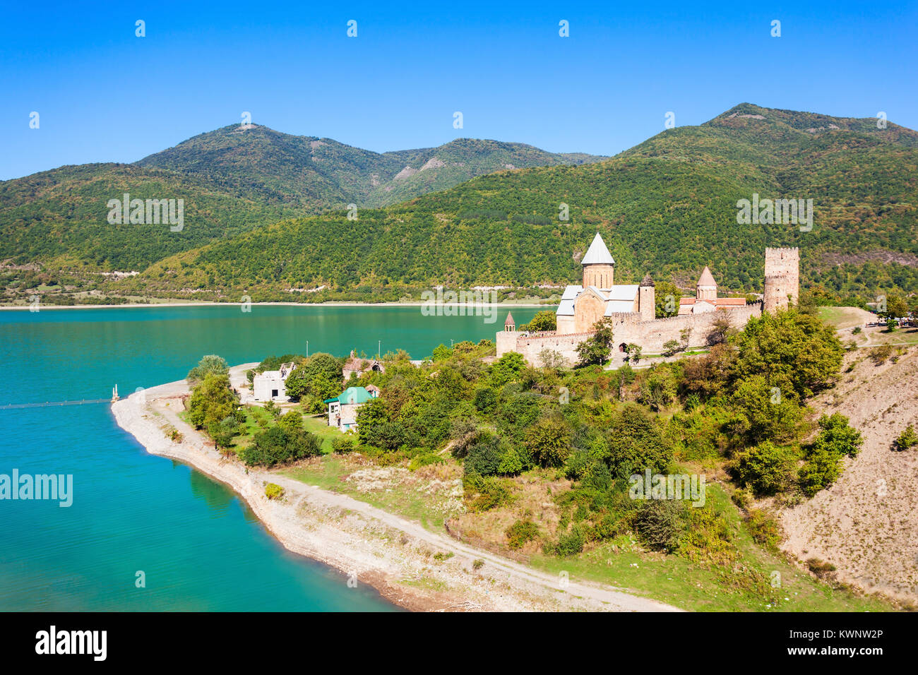 Ananuri Schloss liegt ca. 70 Kilometer von Tiflis entfernt. Die UNESCO-Weltkulturerbe. Stockfoto