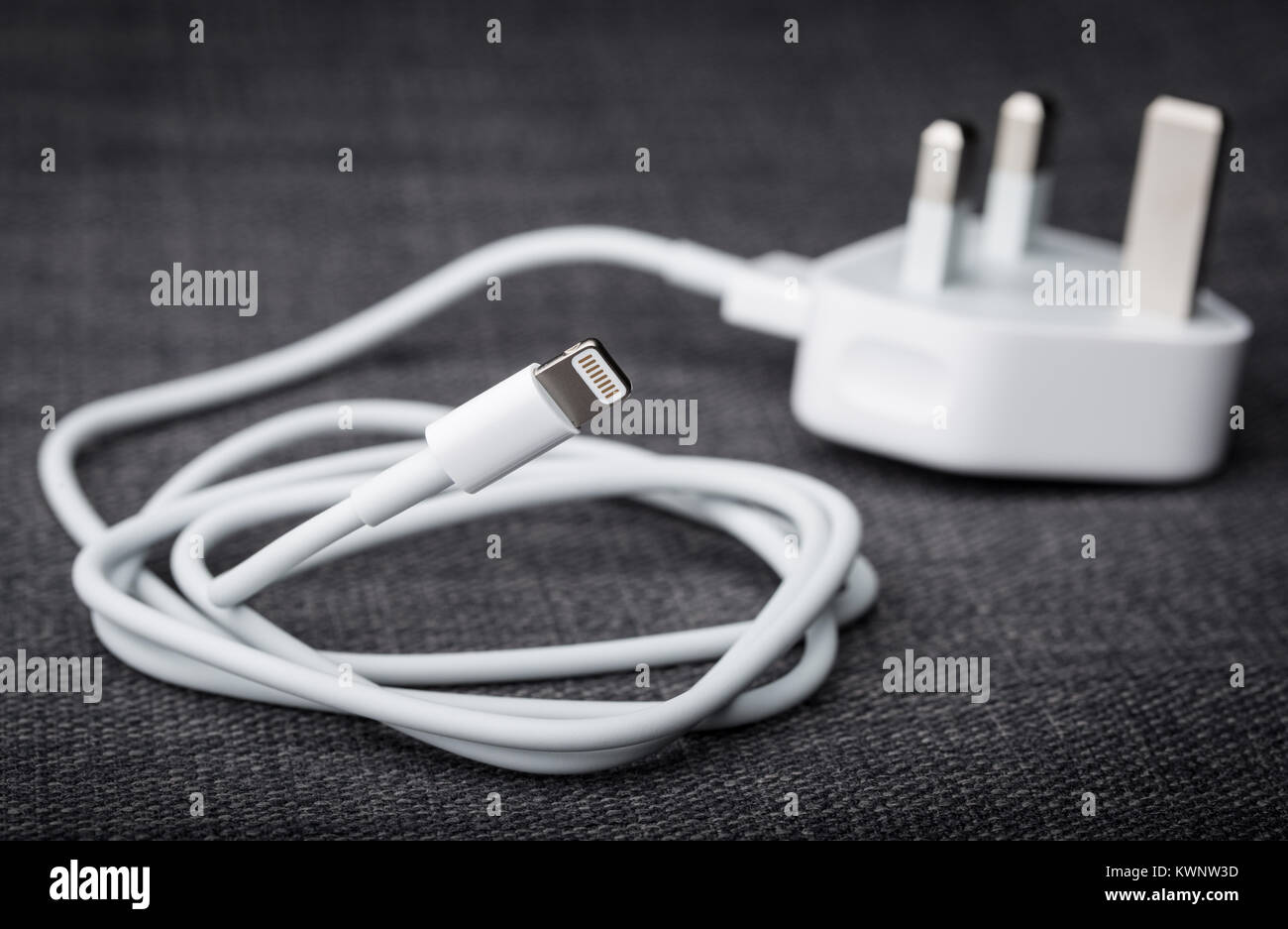 Ein iPhone Kabel mit UK-Stecker zum Aufladen Stockfoto