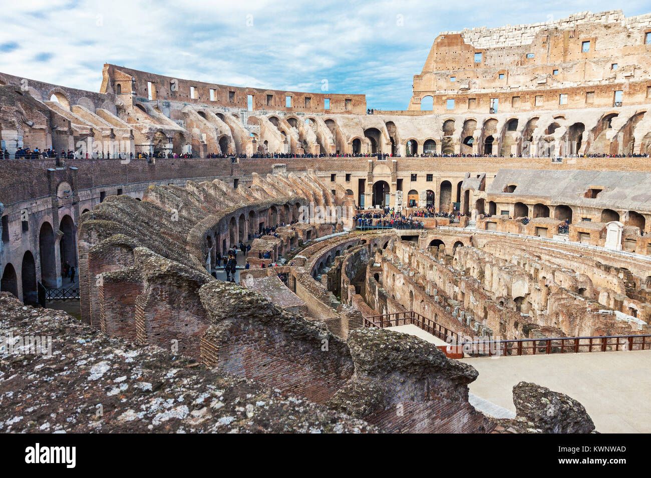 Innenraum des Kolosseum, iconic Symbol des Kaiserlichen Roms an bewölkten Tag in Rom, Italien Stockfoto