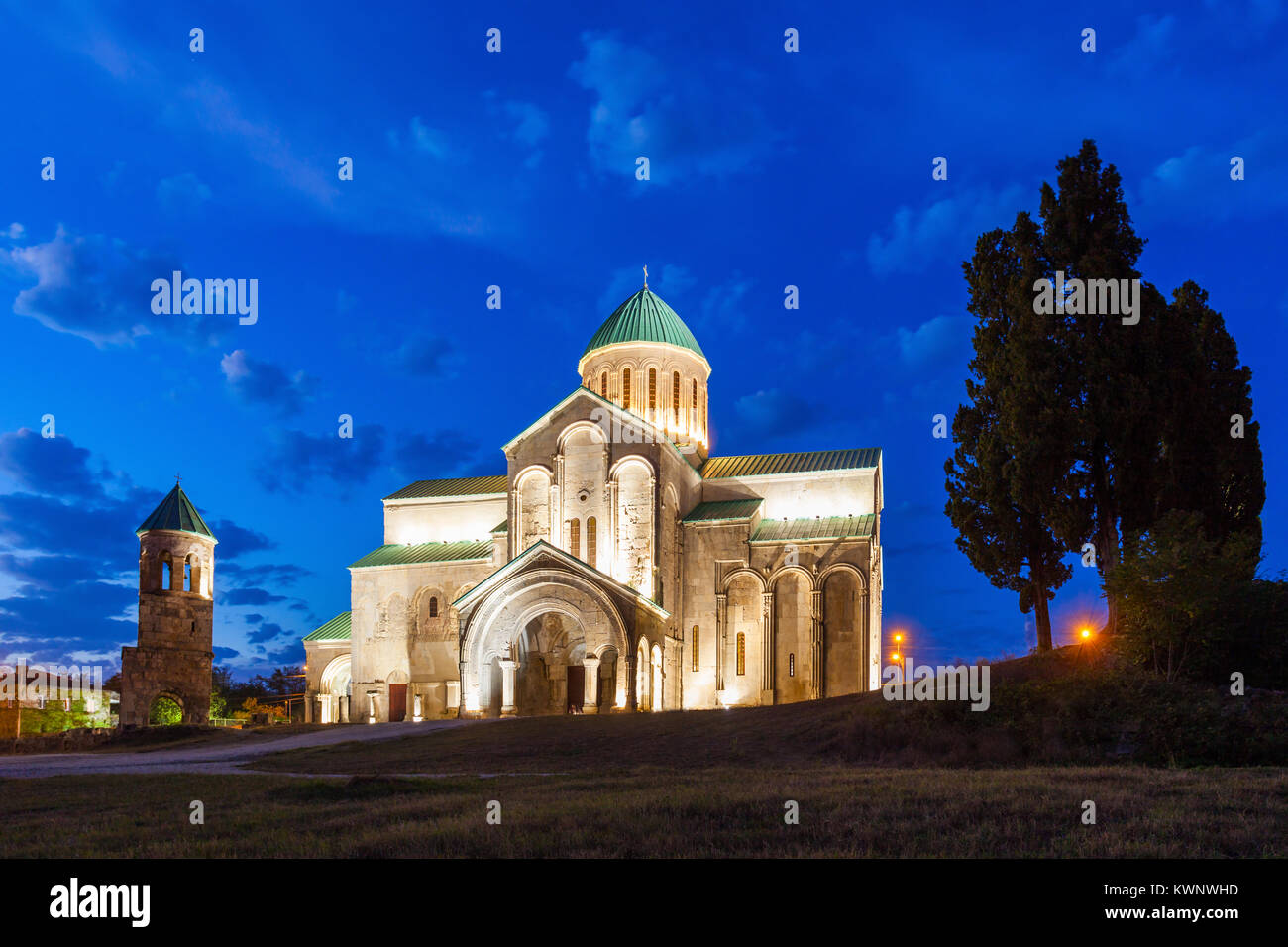 Bagrati Kathedrale bei Nacht in Kutaissi, Georgien. Stockfoto