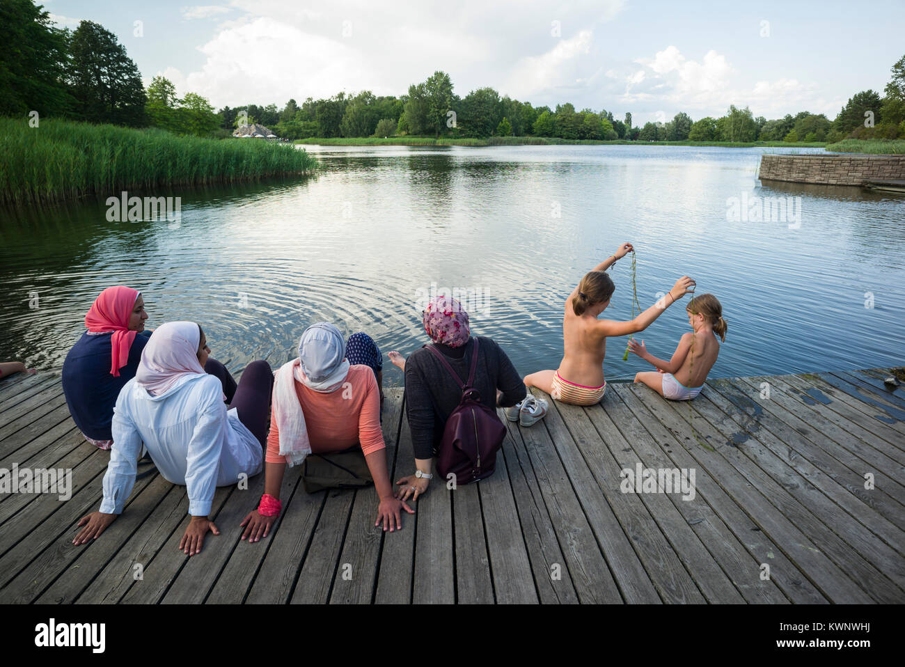 Berlin. Deutschland. Am See im Britzer Garten, Neukölln. Stockfoto