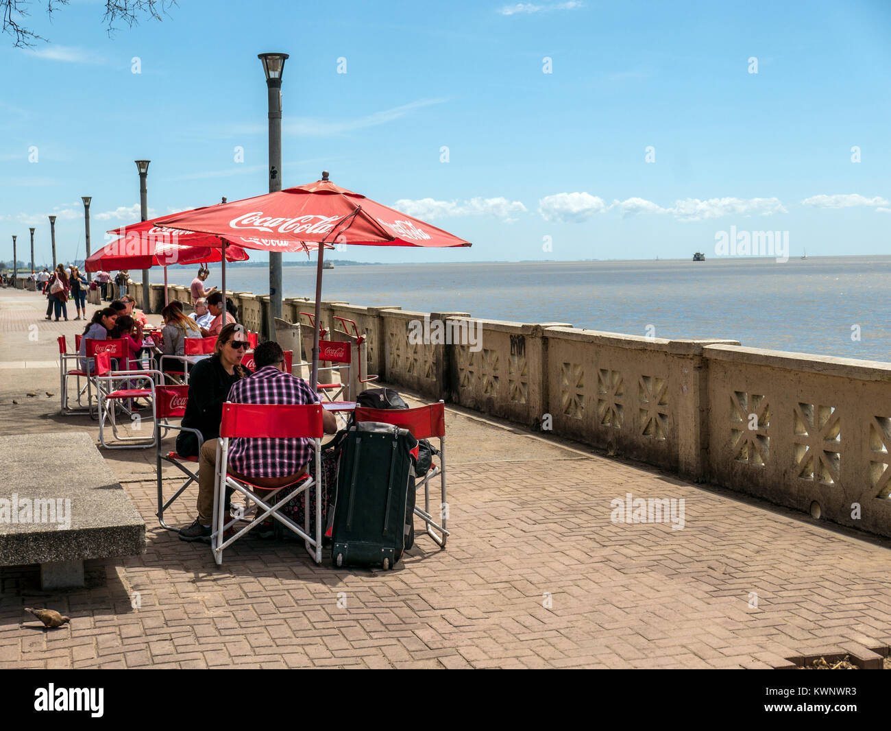 Die Leute im Café im Freien entlang der Küste in der Nähe von Aeroparque Jorge Newbery; Buenos Aires, Argentinien Stockfoto