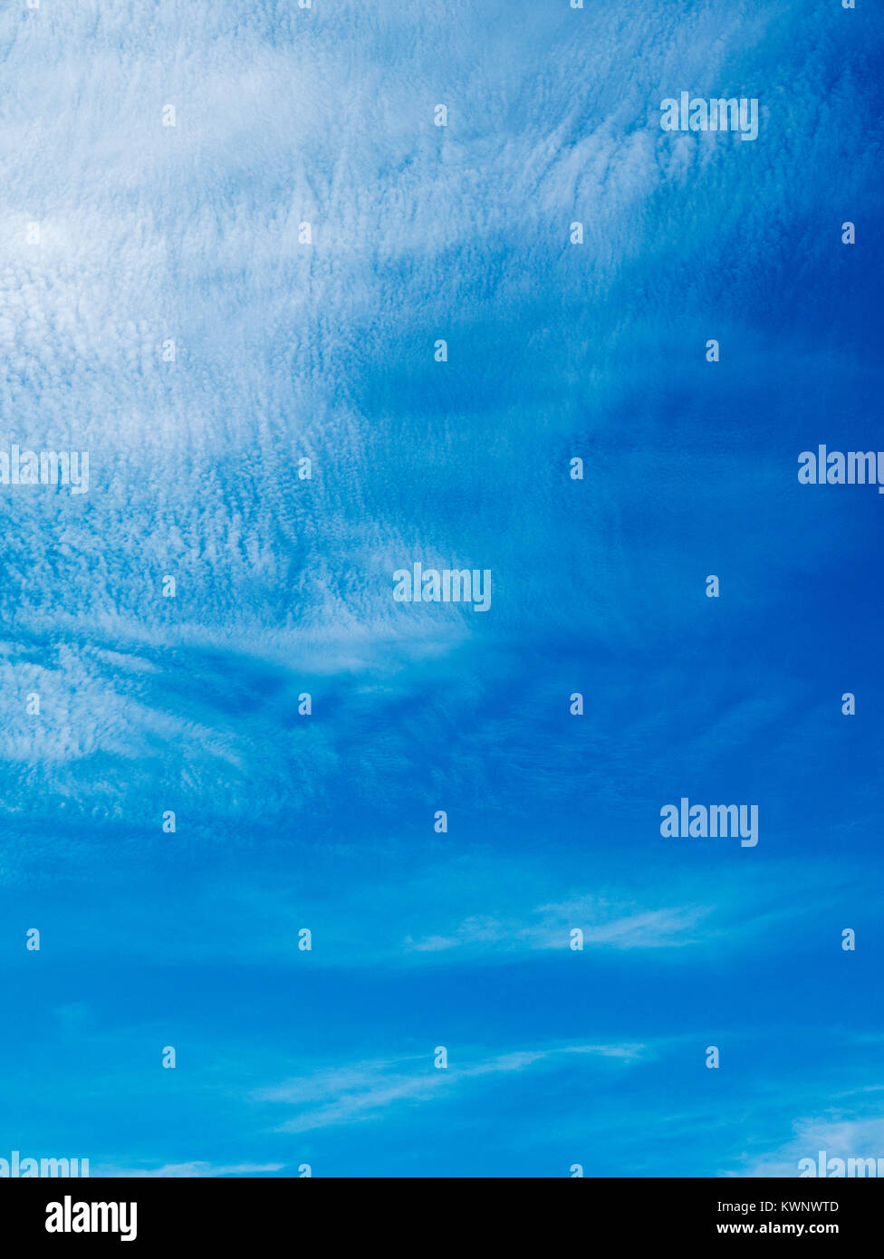 Hintergrundbeleuchtung Wolken gegen cobalt blue sky; Aeroparque Jorge Newbery; Buenos Aires, Argentinien Stockfoto