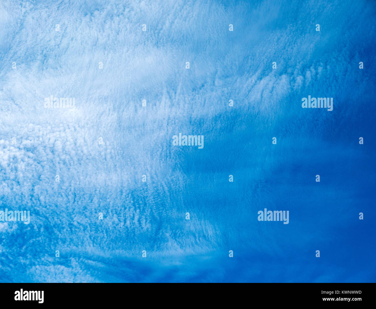 Hintergrundbeleuchtung Wolken gegen cobalt blue sky; Aeroparque Jorge Newbery; Buenos Aires, Argentinien Stockfoto