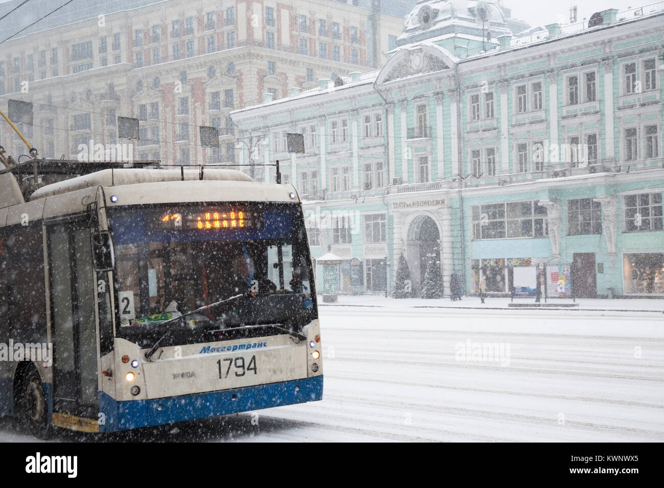Blick auf die Twerskaja-Straße und Ermolova Moskau Drama Theater während einem Schneefall im Zentrum von Moskau, Russland Stockfoto