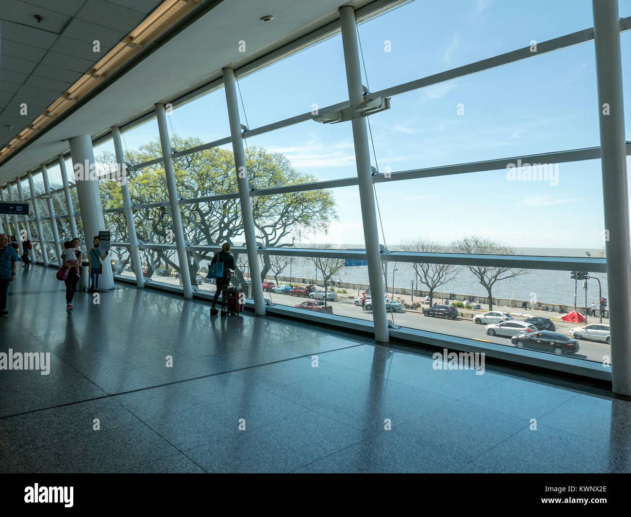 Innenansicht mit großen Fenstern an der Aeroparque Jorge Newbery; Buenos Aires, Argentinien Stockfoto