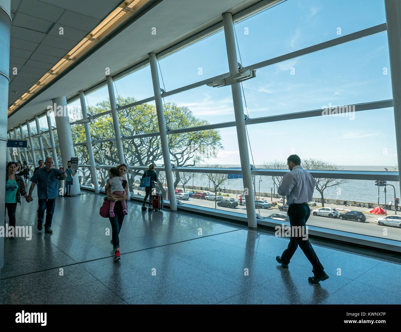 Innenansicht mit großen Fenstern an der Aeroparque Jorge Newbery; Buenos Aires, Argentinien Stockfoto