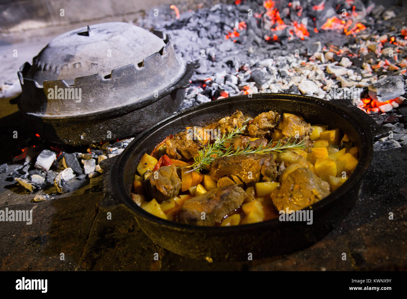 Traditionelle Peka im Feuer, Restaurant, Kroatien Stockfotografie Alamy