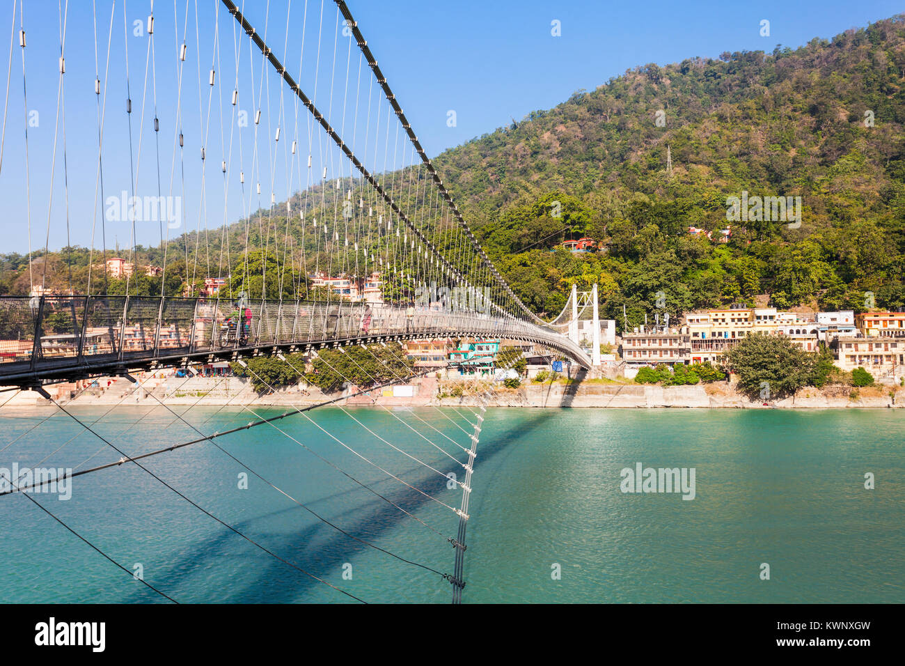 Ram Jhula ist eine eiserne Hängebrücke in Rishikesh, Uttarakhand, Indien. Stockfoto