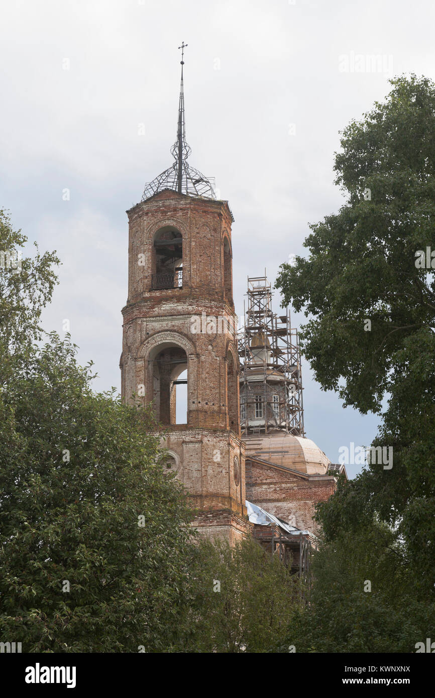 Restaurierung der Kirche des hl. Basilius der Große in Baltic in der Nähe des Dorfes Koumikha, Bezirk Kotlas, Archangelsker Gebiet, Russland Stockfoto