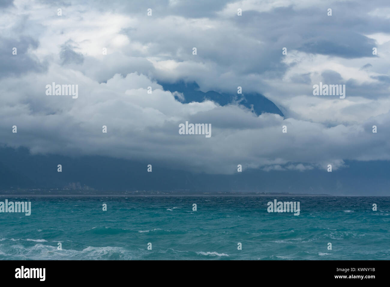 Wolken über zentrale Bergkette hinter dem azurblauen Wasser des Pazifik, zusammen Chisingtan Scenic Area, Xincheng Township, Hualien County, Taiwan Stockfoto