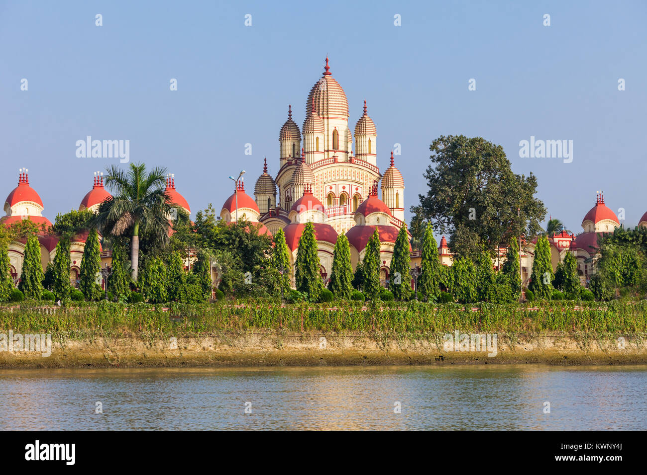 Dakshineswar Kali-Tempel ist ein hinduistischer Tempel in Kalkutta, Indien. Der vorsitzende Gottheit der Tempel ist Bhavatarini, ein Aspekt der Kali. Stockfoto