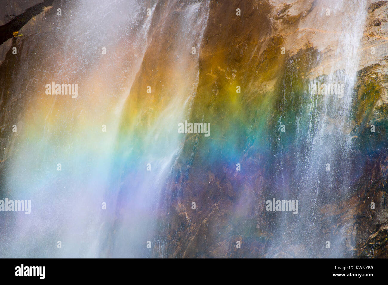 In der Nähe der Horizontalen Regenbogen im Wasserfall Stockfoto