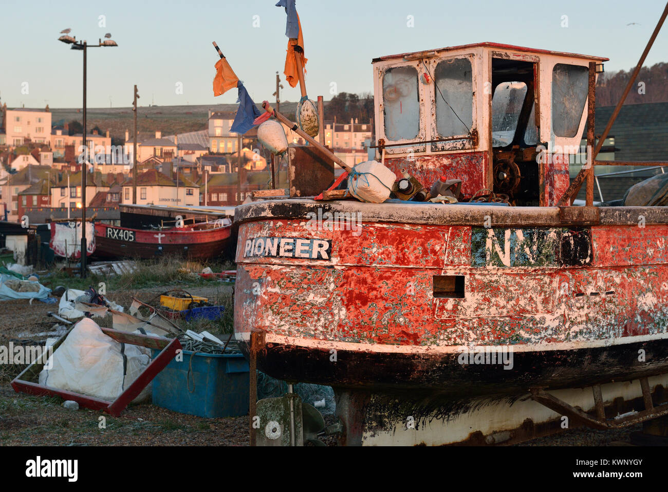 Altstadt von Hastings und Fischereiflotte, Stade Strand, Hastings, East Sussex, England, Großbritannien Stockfoto