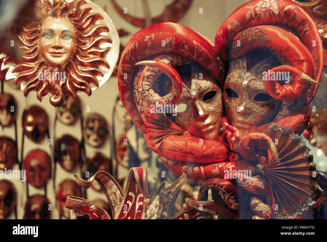 Traditionelle venezianische Maske im Store auf Straße, Venedig Italien. Karneval von Venedig. Stockfoto