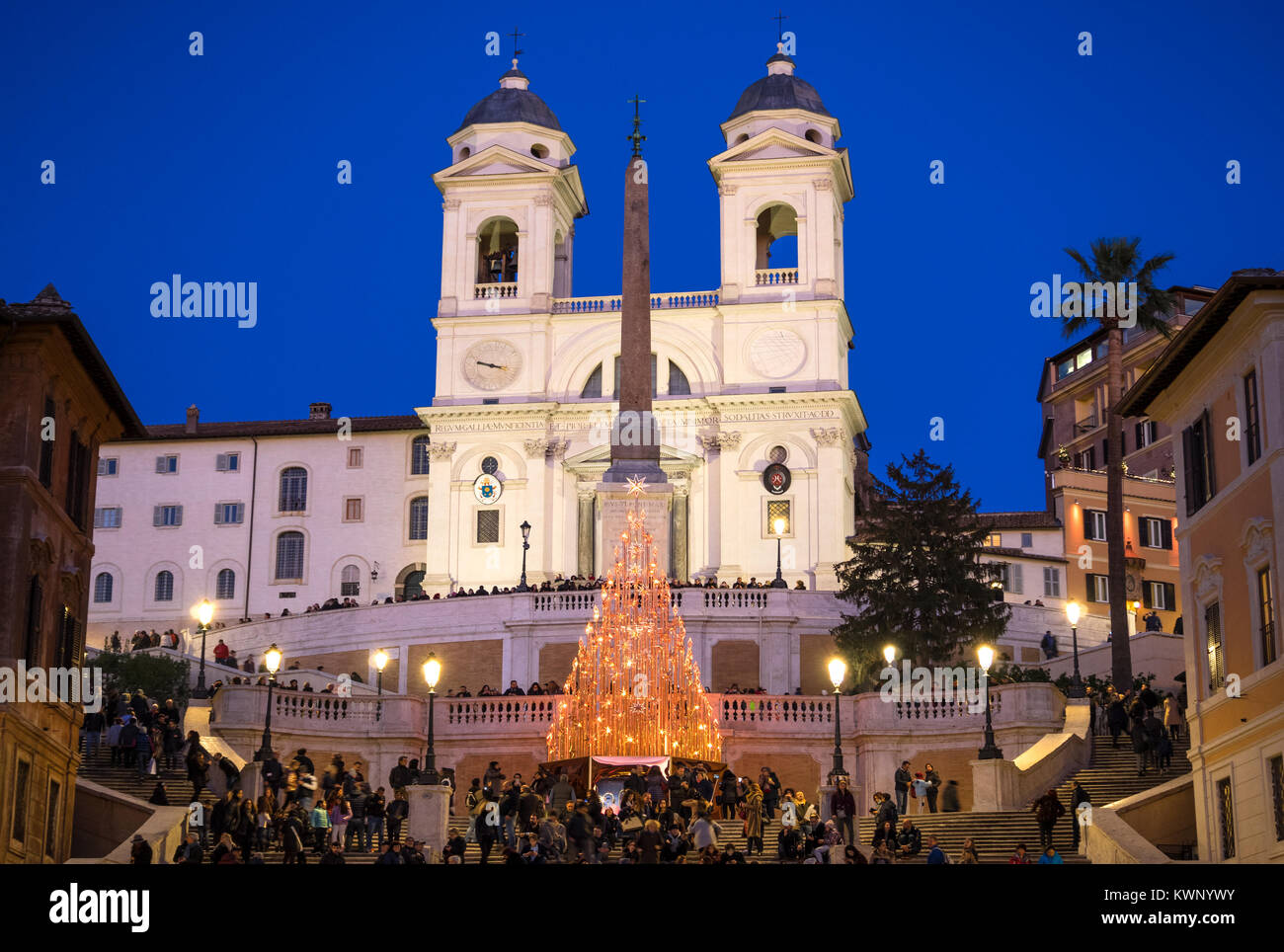 Rom (Italien) - Piazza di Spagna Platz und die Trinità dei Monti Treppe in den Weihnachtsferien, mit Lichtern Dekorationen und Weihnachtsbaum Stockfoto
