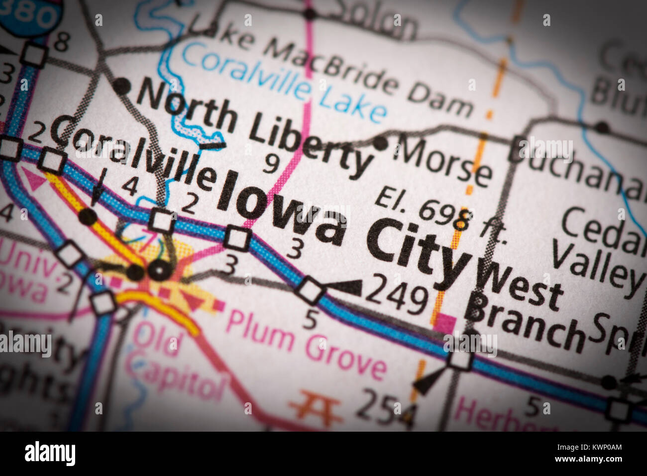 Nahaufnahme von Iowa City, Iowa auf einer Straßenkarte der Vereinigten Staaten. Stockfoto