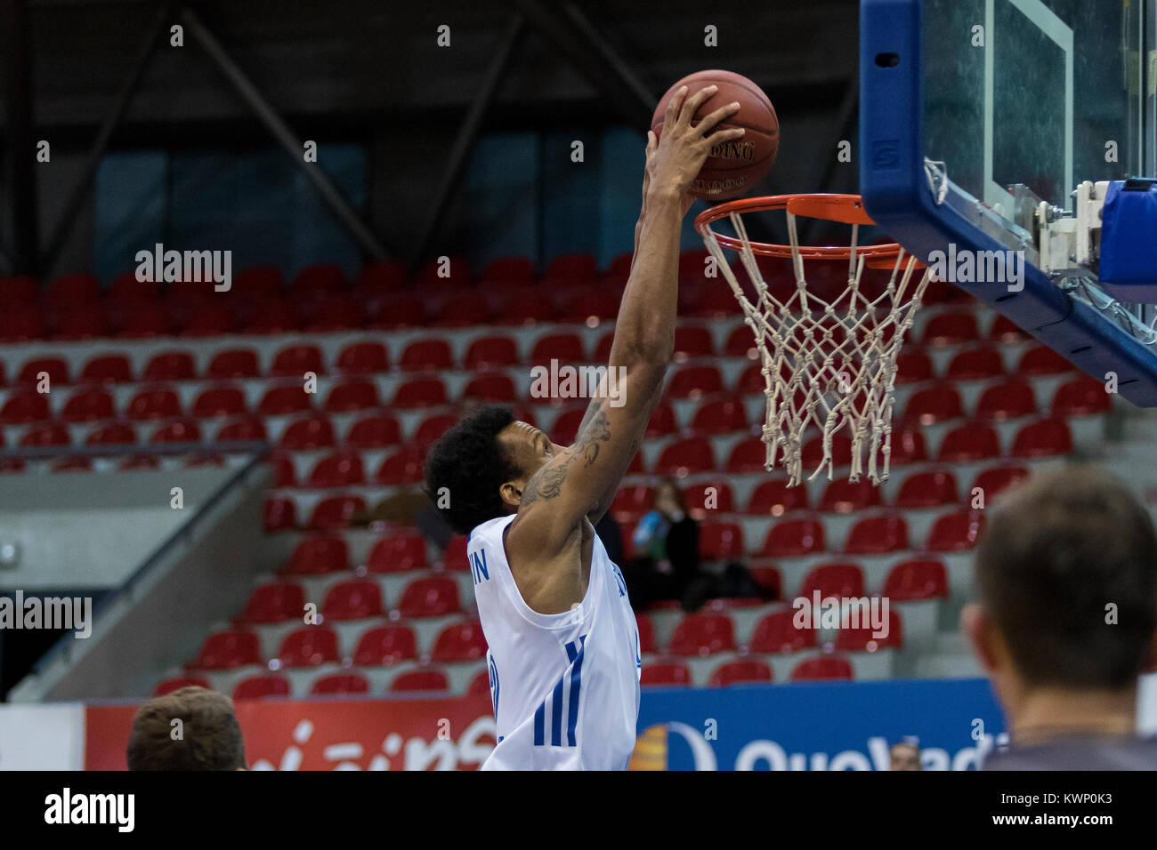 ZAGREB, KROATIEN - 17. NOVEMBER 2017: Basketball Match zwischen KK Cedevita und KK Vrijednosnice Osijek. Basketballspieler Dunk den Ball Stockfoto