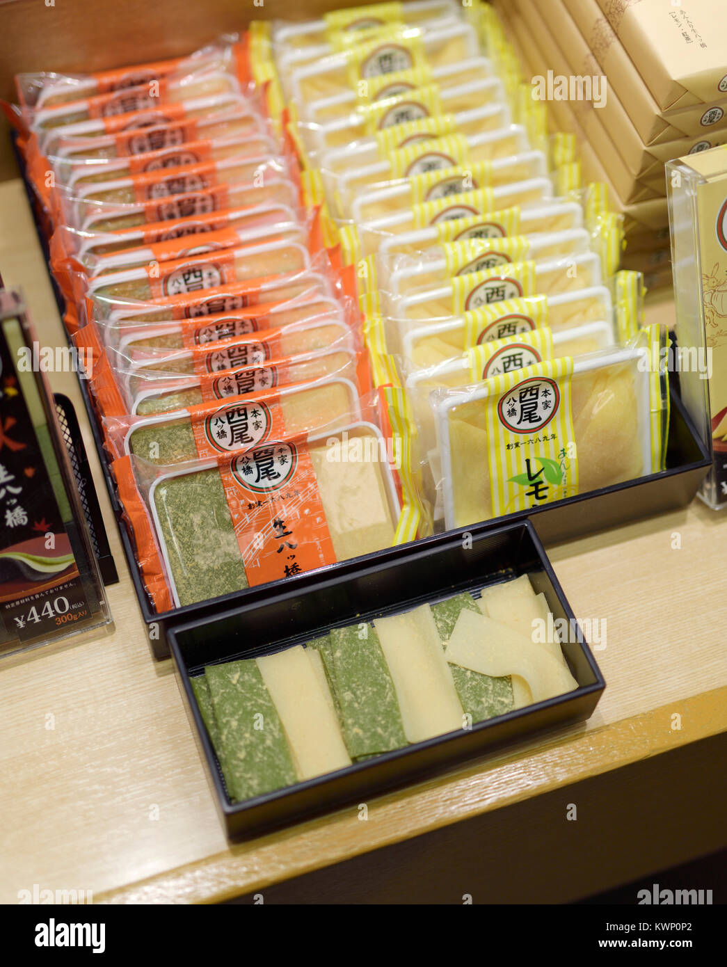 Koshihikari, roh ungebackene Yatsuhashi, Nama-yatsuhashi, Matcha aromatisiert Reismehl Streifen, traditionellen Kyoto behandelt auf einer Süßwaren store Anzeige in Stockfoto