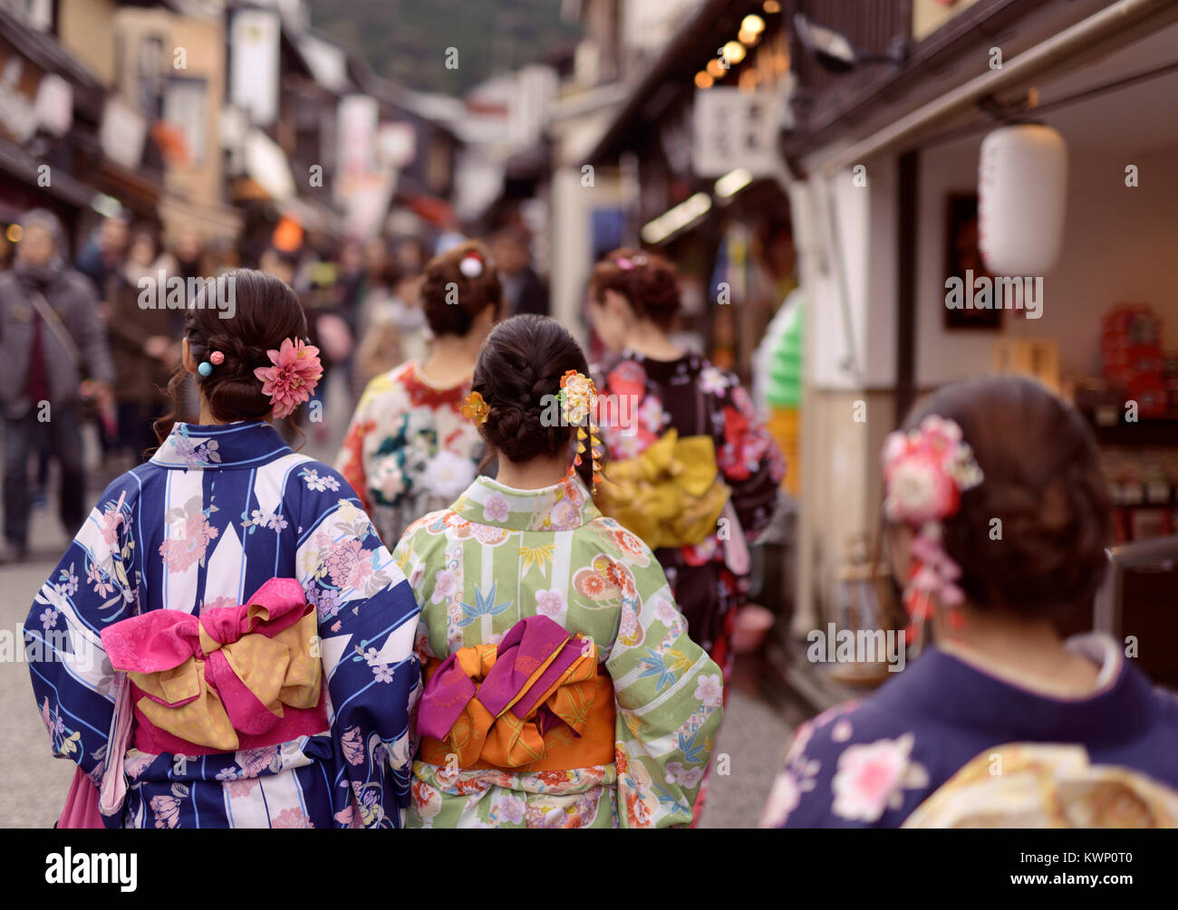 Gruppe von Mädchen in hellen Yukata Kimonos mit Clover, Ornamente und ihre Obi in einem Bogen zu Fuß auf Matsubara Dori Straße in Kyoto in der Nähe von Kiyomiz gebunden Stockfoto