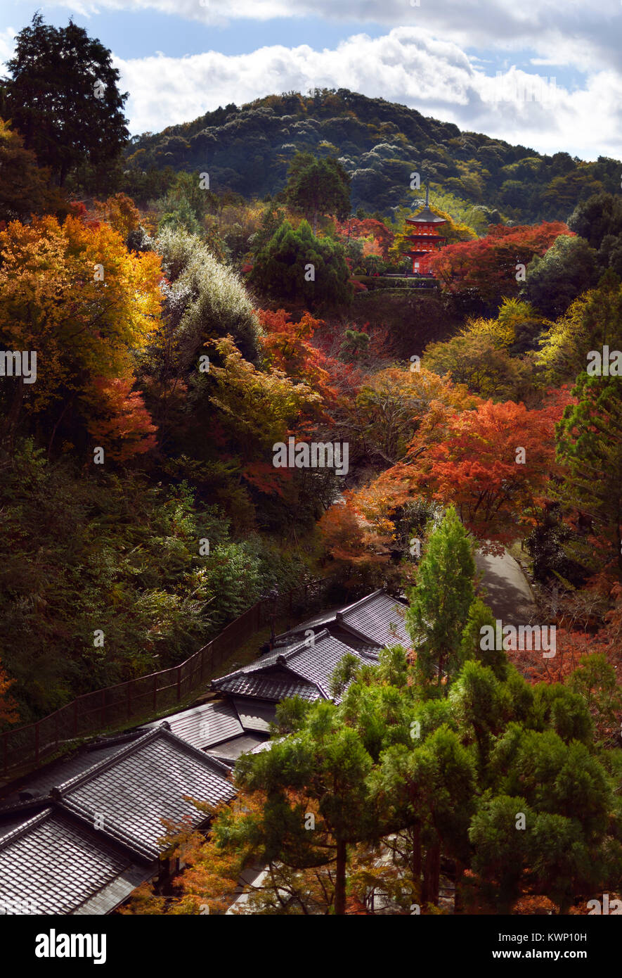 Führerschein und Drucke um MaximImages.com Uhr - wunderschöne Herbstlandschaft des Kiyomizu-dera Tempelgeländes mit Blick auf die Koyasu-Pagode. Higashiyama, Kyoto Stockfoto