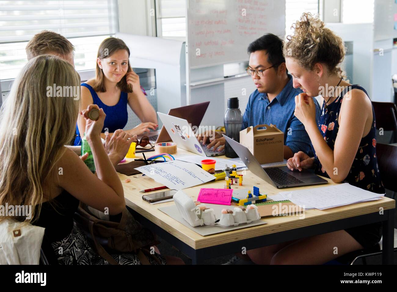Millennials Brainstorming in einem modernen Büro Stockfoto