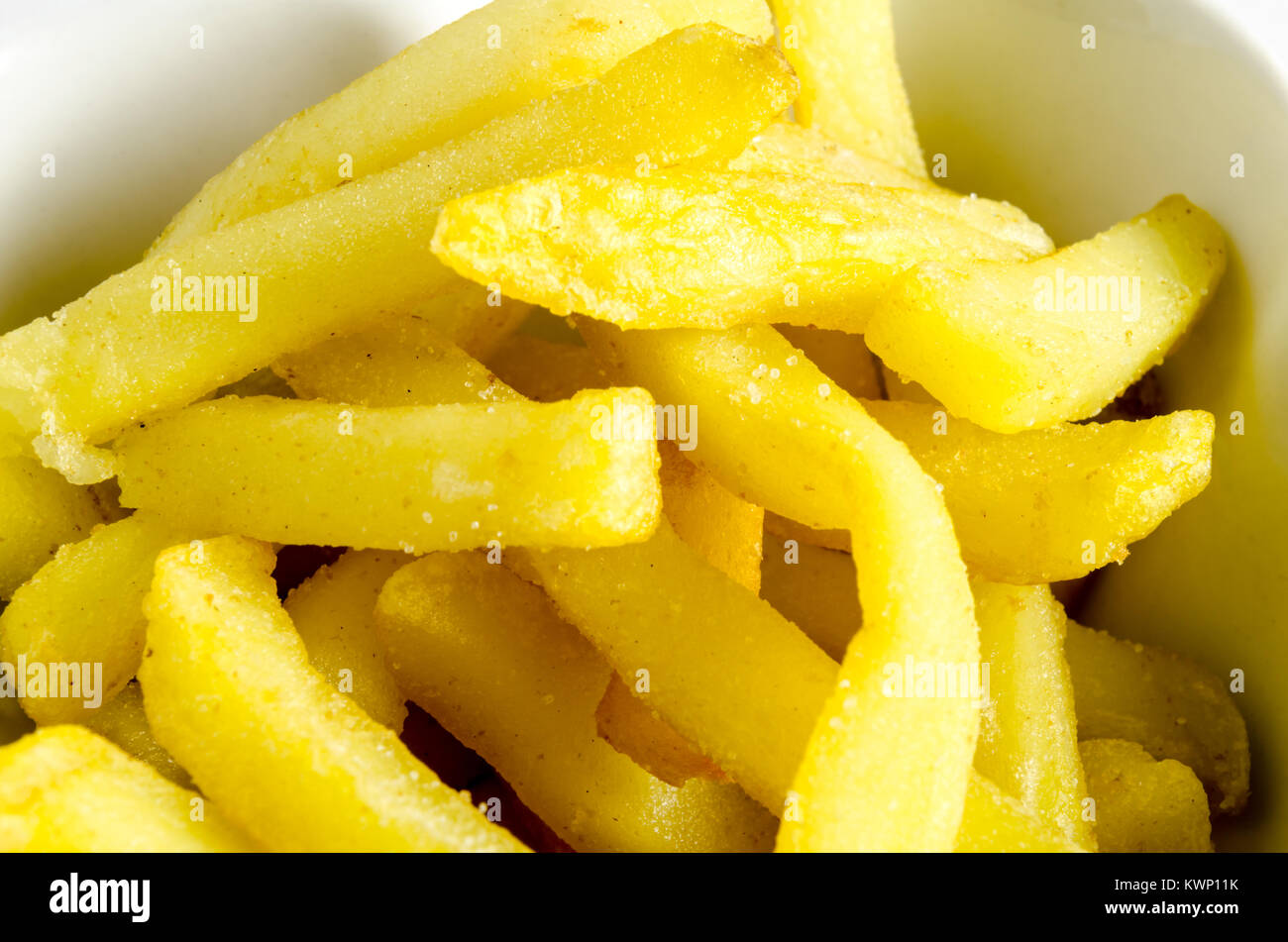 Ein Studio Foto von Pommes frites in eine Schüssel geben. Stockfoto