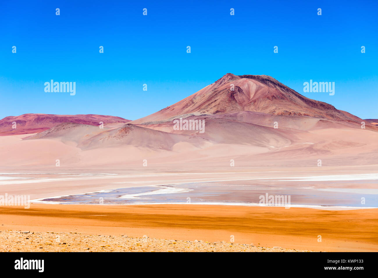 Schönheit, den See und den Vulkan auf Altiplano, Bolivien Stockfoto