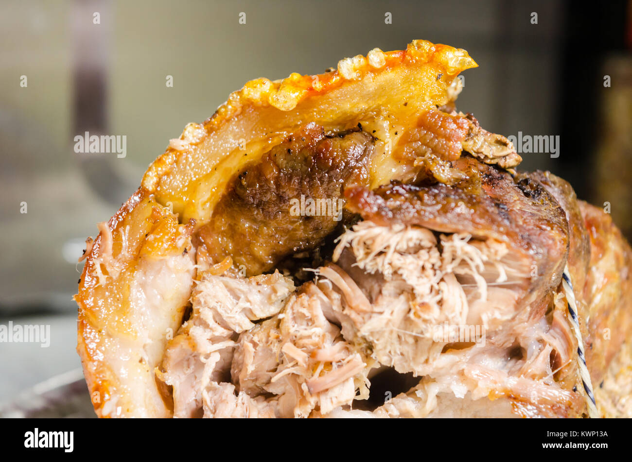 Ein Studio Foto von Schweinebraten auf einer Platte Stockfoto