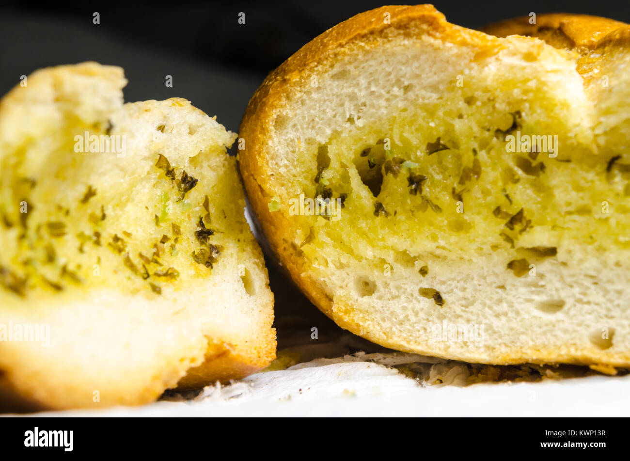 Ein Studio Foto von Knoblauch Baguette bereit zu Essen Stockfoto