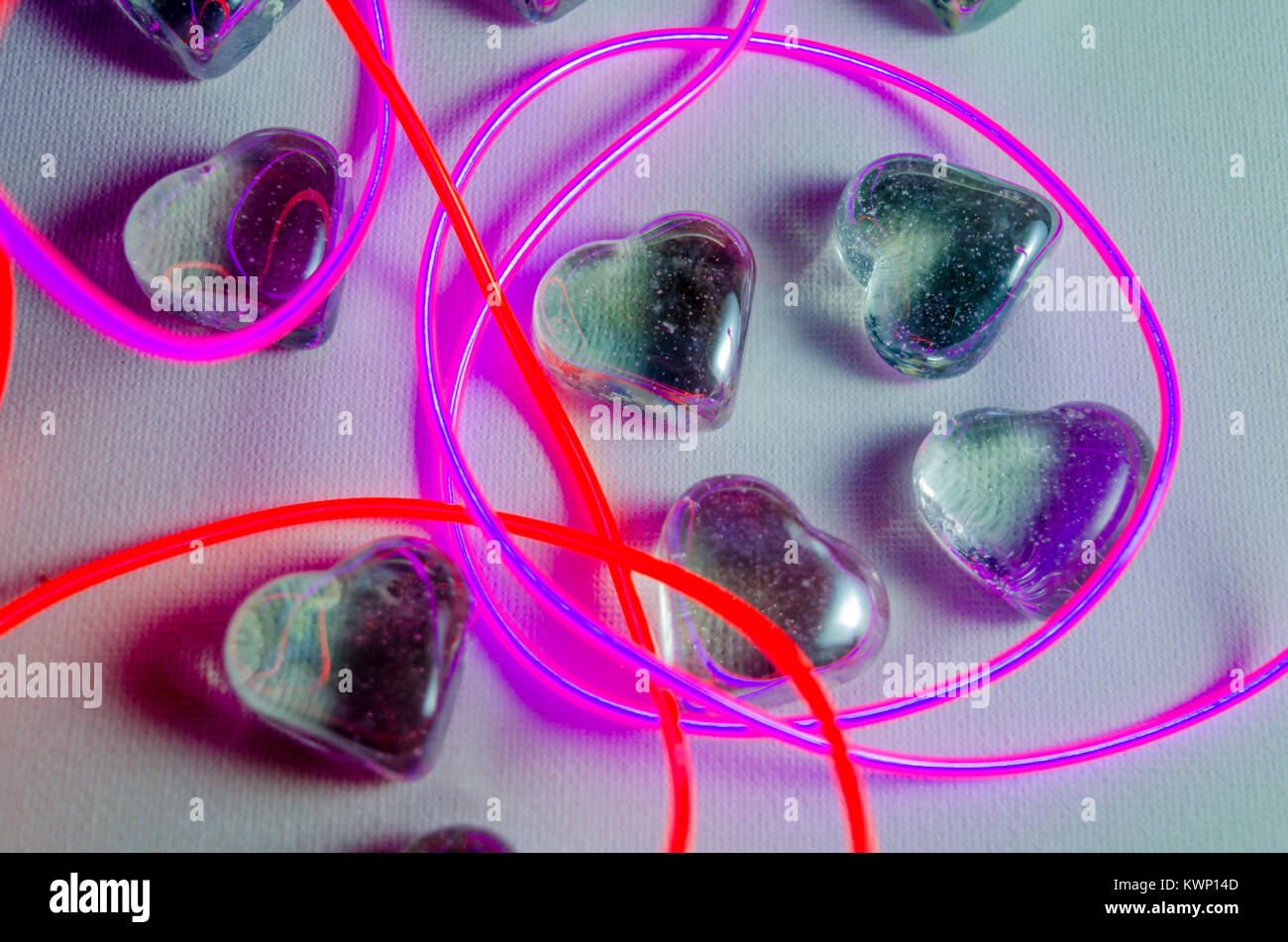 Ein Studio Foto von Glas Herz mit Abstract Pink Neon Beleuchtung Stockfoto