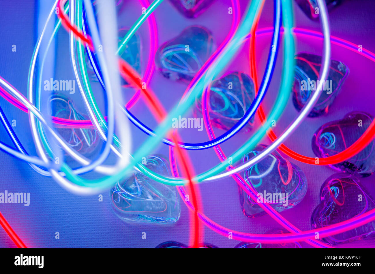 Ein Studio Foto von Glas Herz mit abstrakten Neon Beleuchtung Stockfoto