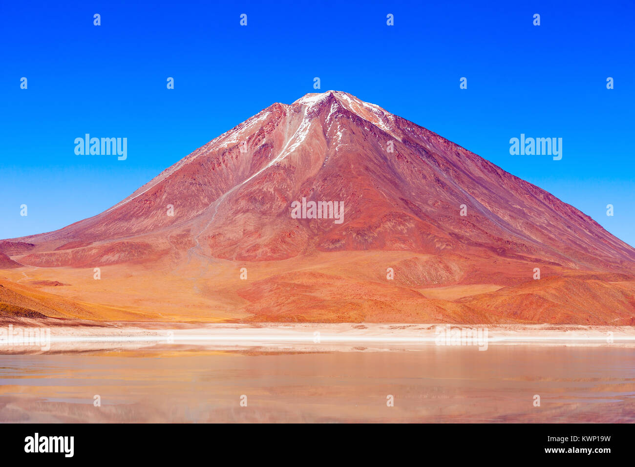 Licancabur Vulkan und Laguna Verde (Grüner See), Altiplano, Bolivien Stockfoto