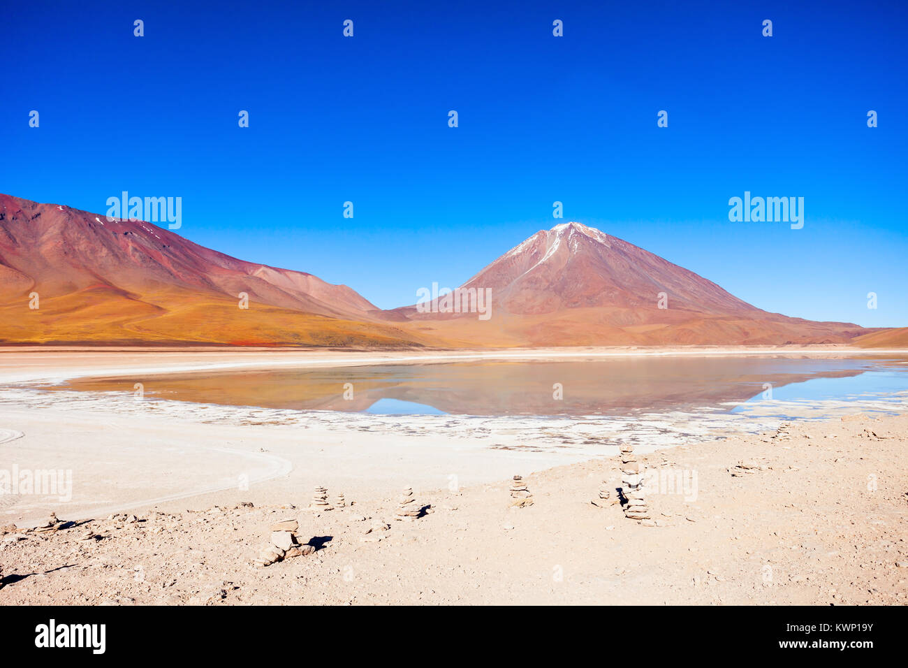 Licancabur Vulkan und Laguna Verde (Grüner See), Altiplano, Bolivien Stockfoto