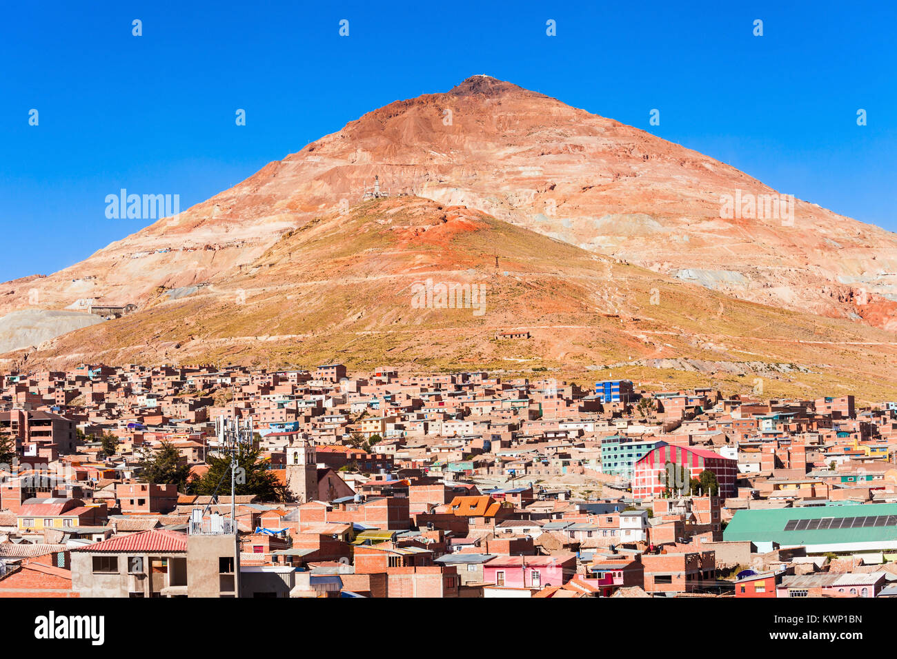 Cerro Rico Berg von der San Lorenzo Kirche in Potosi, Bolivien Stockfoto