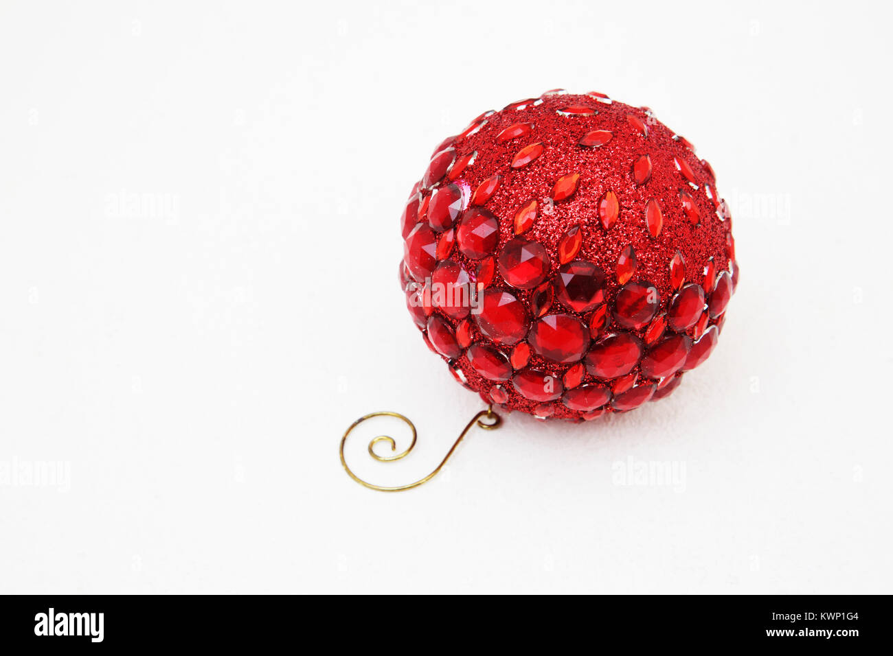 Rote Weihnachtskugel mit Glitzer und Steine aus Kunststoff Stockfoto