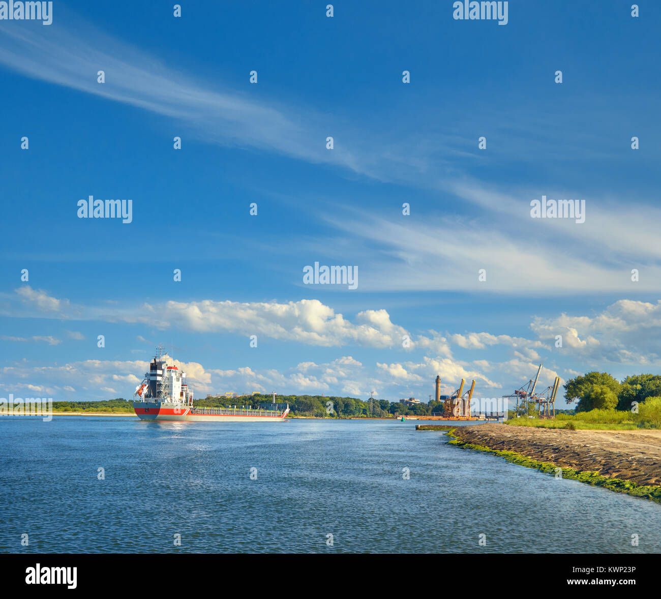 Schiff Die Häfen Swinoujscie, Polen, an einem hellen Tag. Panoramablick auf das Bild. Stockfoto