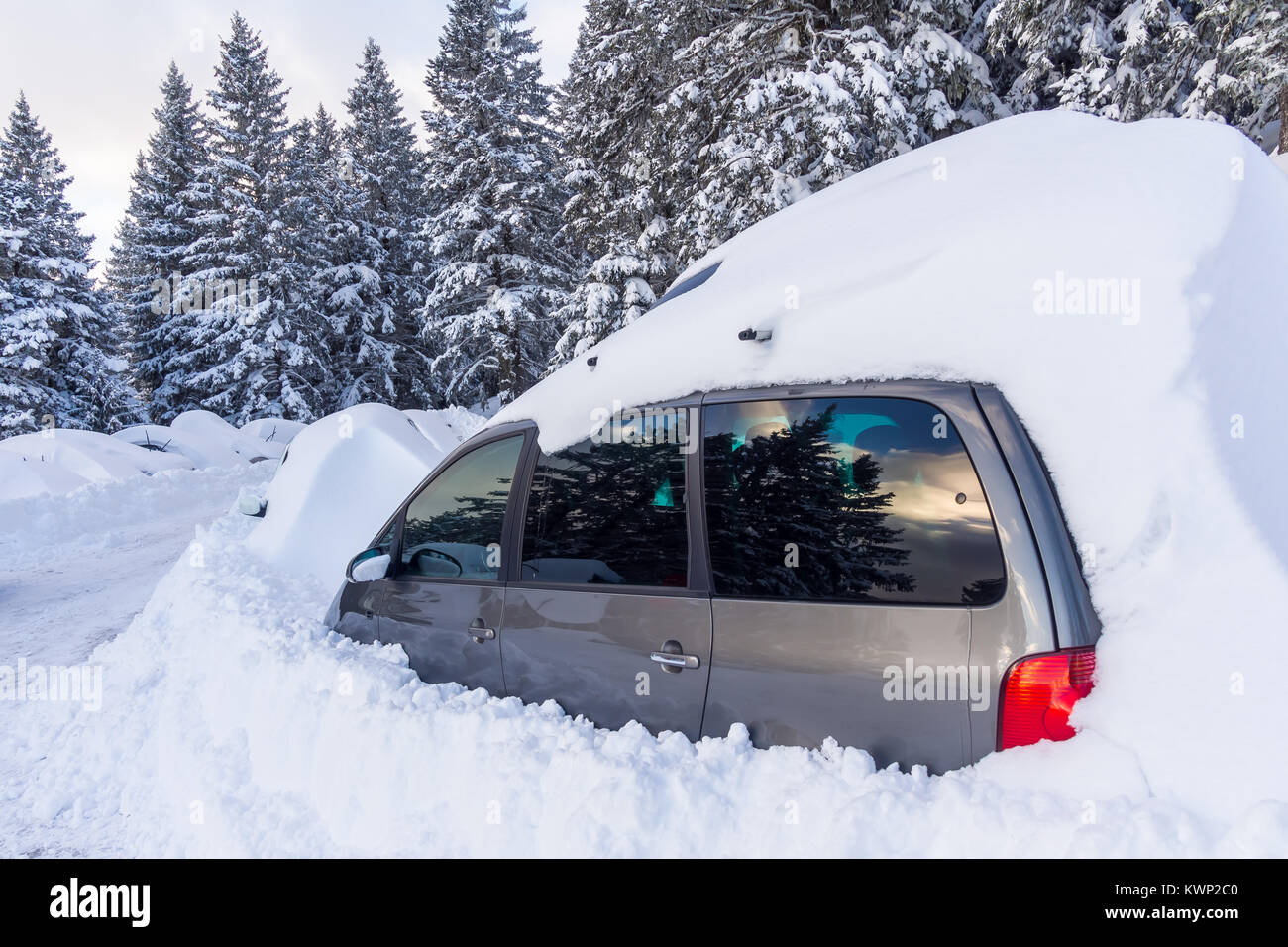 Auto fast völlig unter dem Schnee im alpin Ski Station begraben Stockfoto