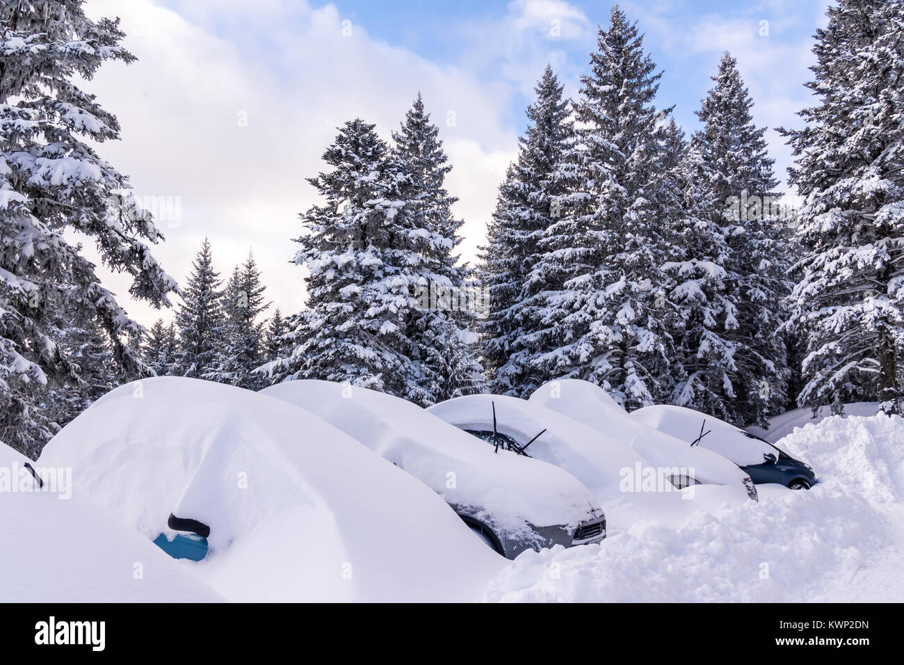 Autos fast völlig unter dem Schnee im alpin Ski Station begraben Stockfoto