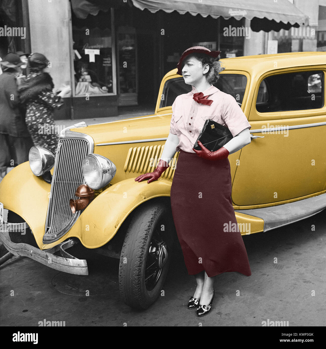 Vintage Foto einer Frau stand neben einem Auto ca. 1935 Stockfoto