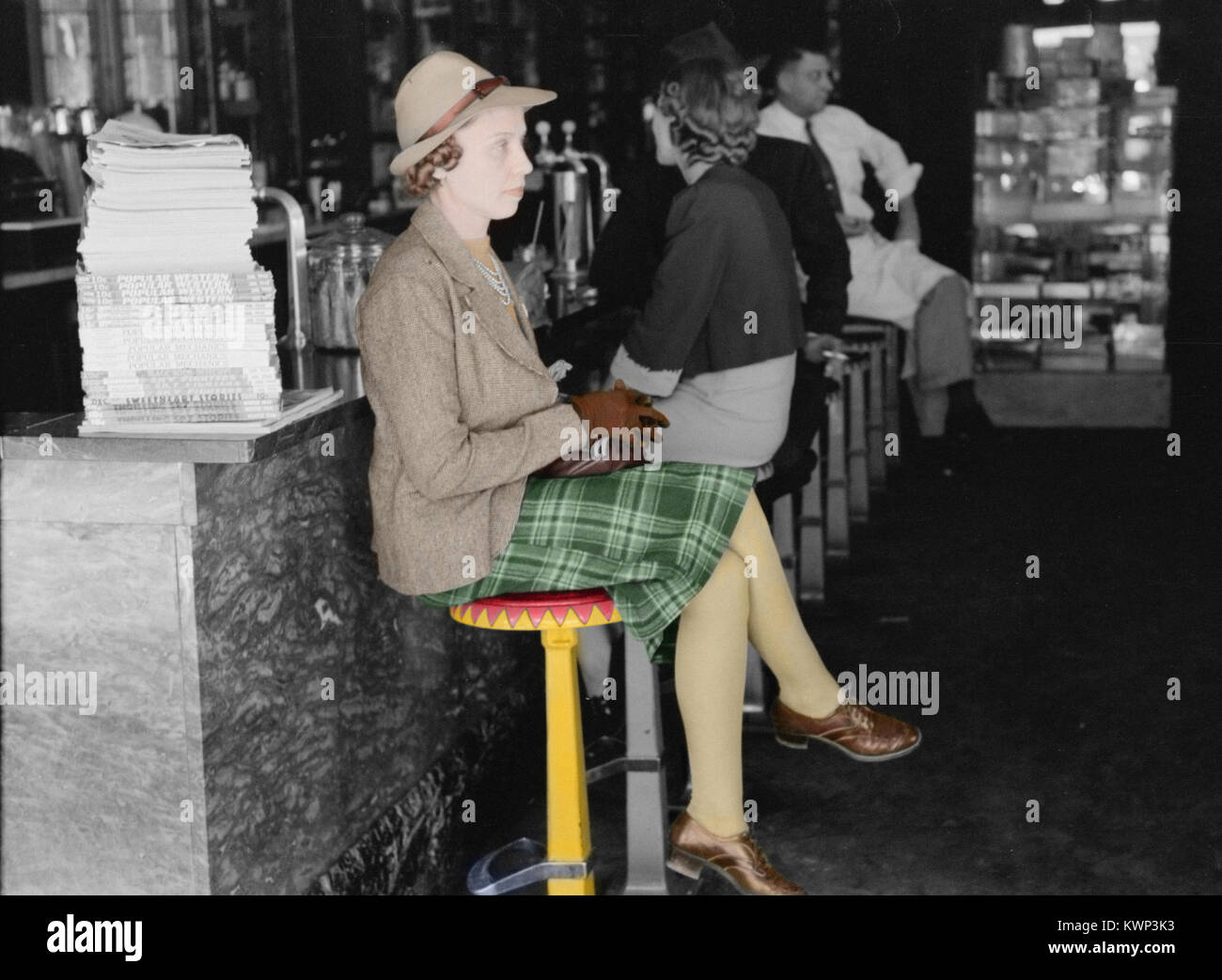 Conservately gekleidete Frau sitzt in einem Diner ca. 1930 Stockfoto Conservately gekleidete Frau sitzt in einem Diner ca. 1930 Stockfoto