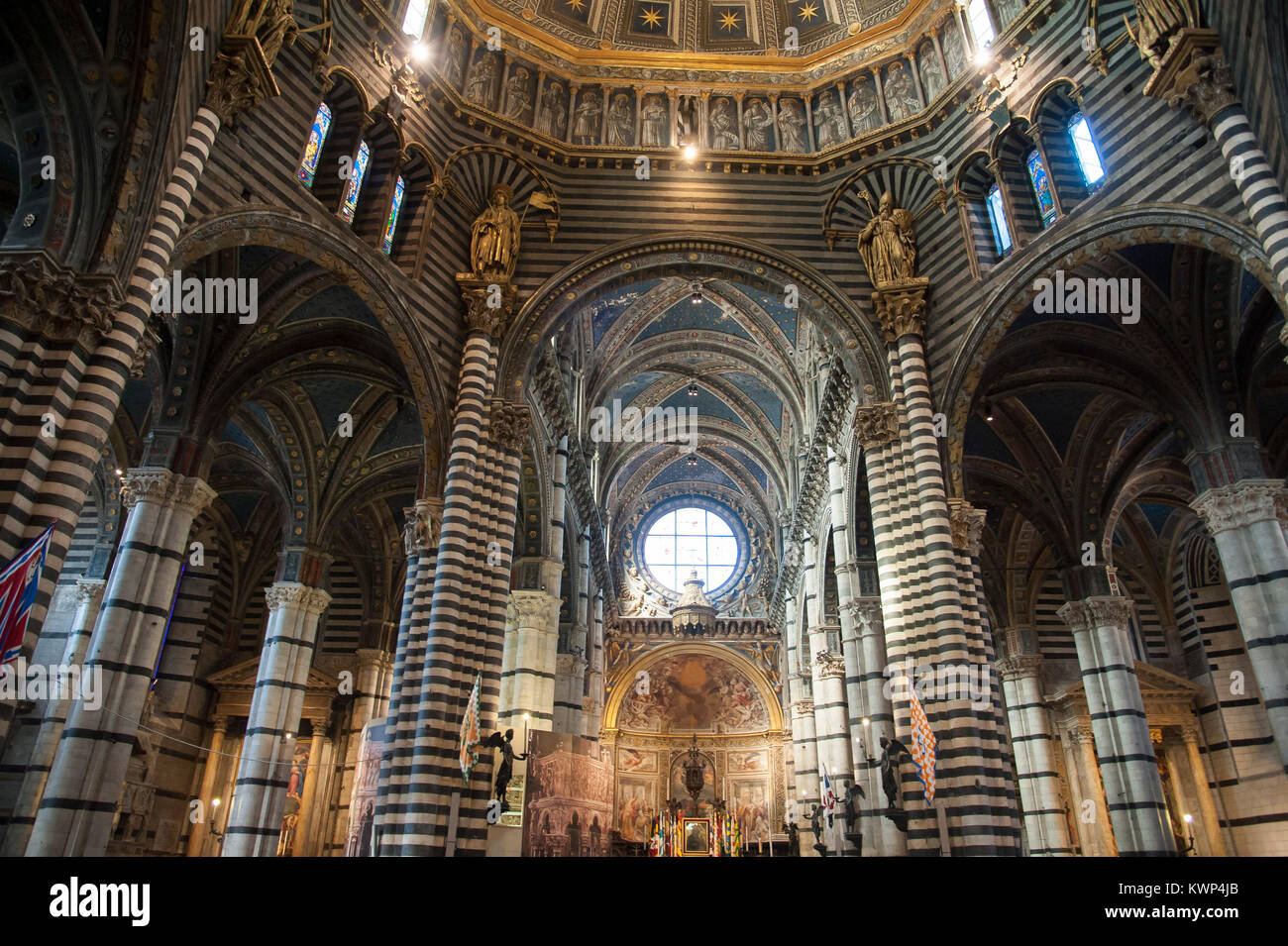 Hauptaltar in romanischen und italienischen gotischen Kathedrale Metropolitana di Santa Maria Assunta (Dom von Siena von Maria Himmelfahrt) im historischen Zentrum Stockfoto