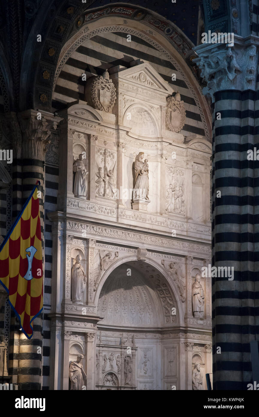 Altare Piccolomini (Piccolomini Altar) im romanischen und italienischen gotischen Kathedrale Metropolitana di Santa Maria Assunta (Dom von Siena der Annahme Stockfoto
