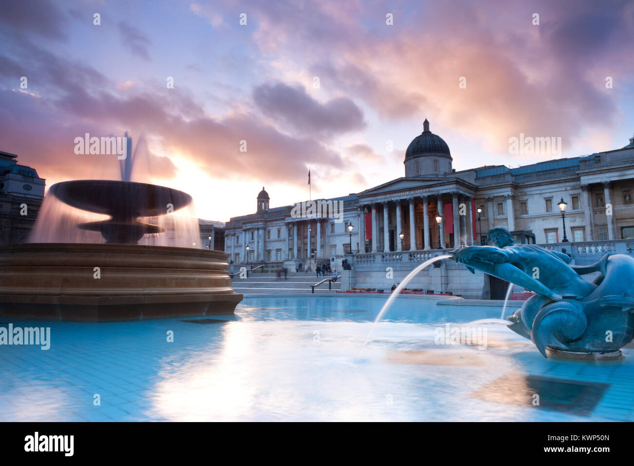 London, Trafalgar Square am Abend Stockfoto