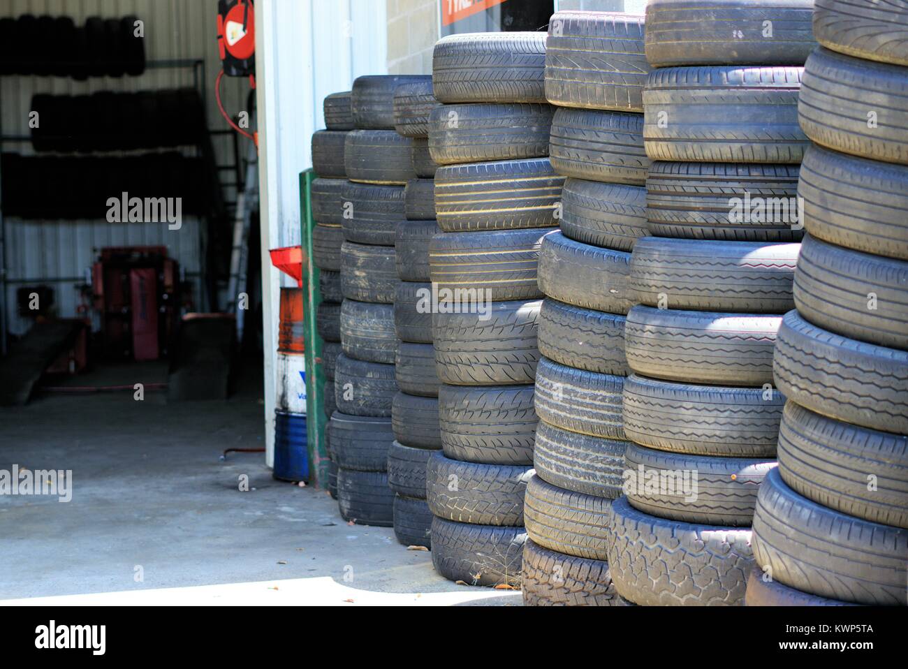 Stapel von schwarzen Reifen oder schwarzen Reifen in Australien. Stockfoto
